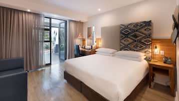 Deluxe Family Room | Minibar, in-room safe, desk, laptop workspace