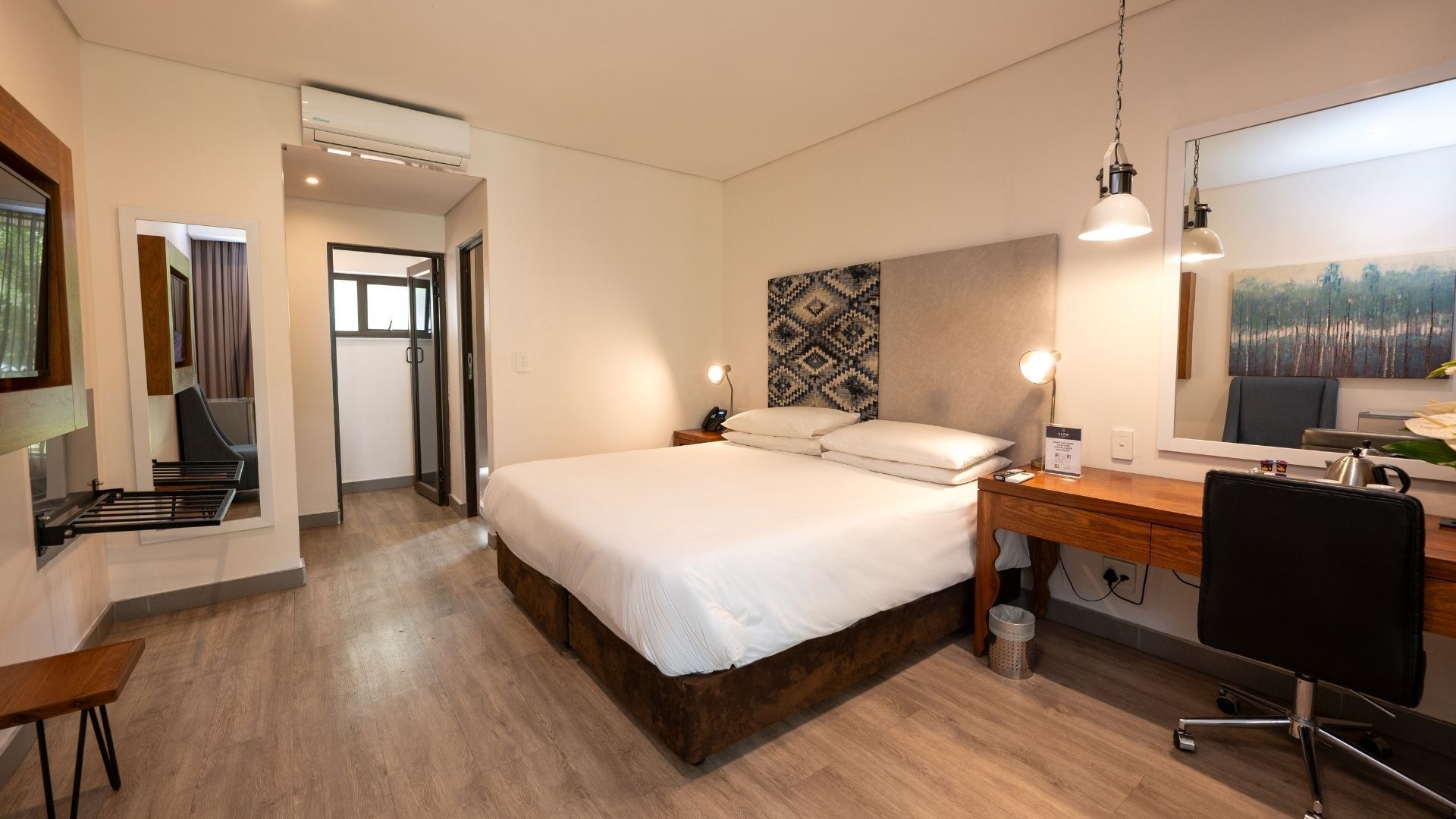 Deluxe Room | Minibar, in-room safe, desk, laptop workspace