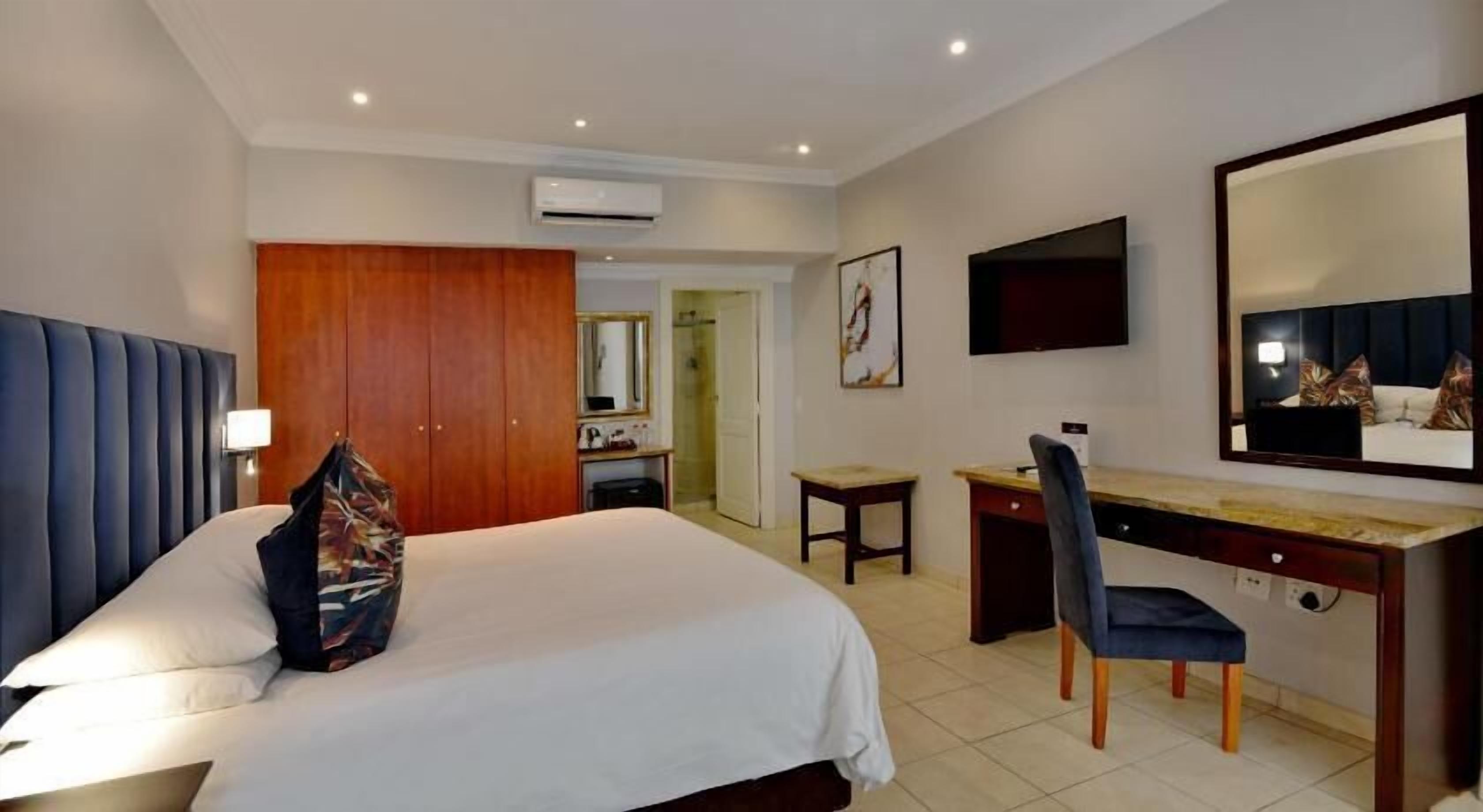 Minibar, caja de seguridad en la habitación y escritorio 