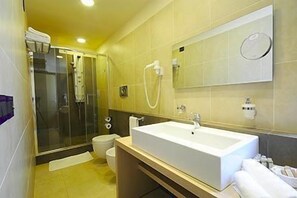 Doccia, soffione a pioggia, bidet, asciugamani