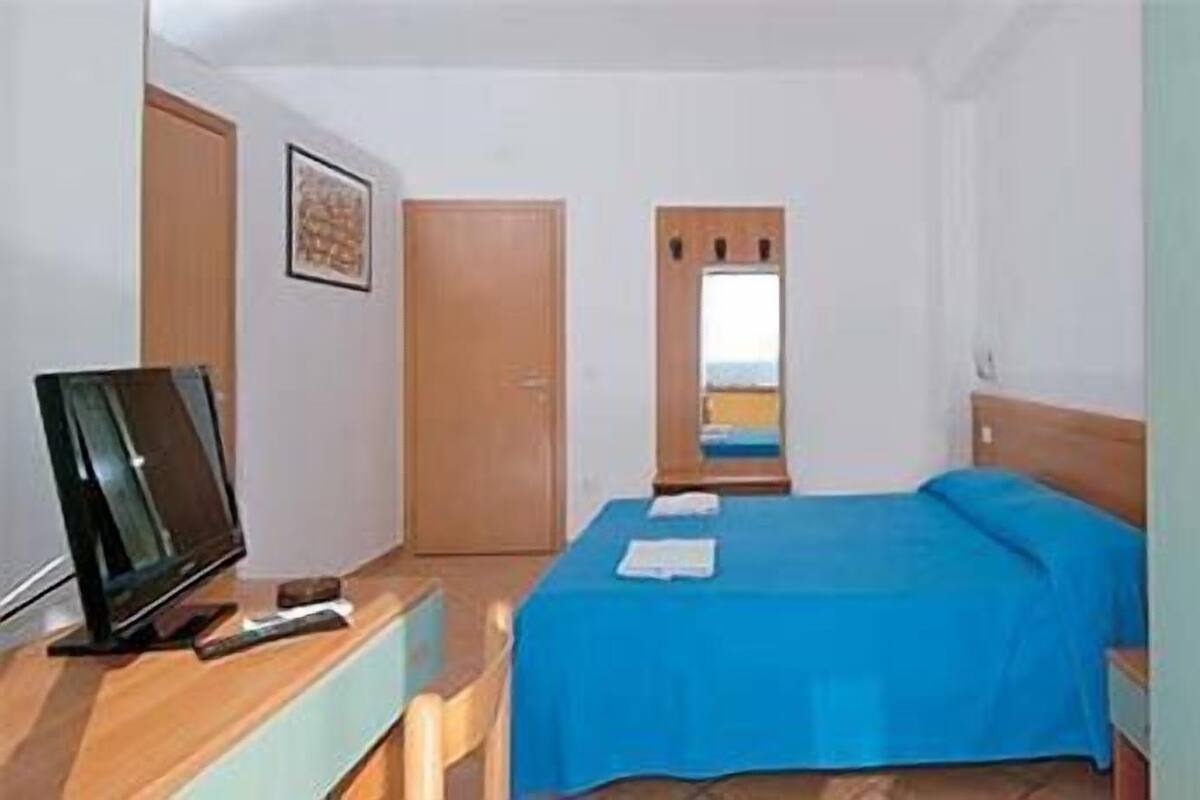 In-room safe, desk, free WiFi, bed sheets