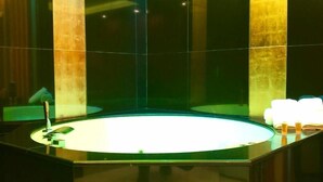 Bồn tắm thủy lực