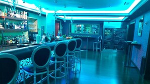 Bar (trong khuôn viên)