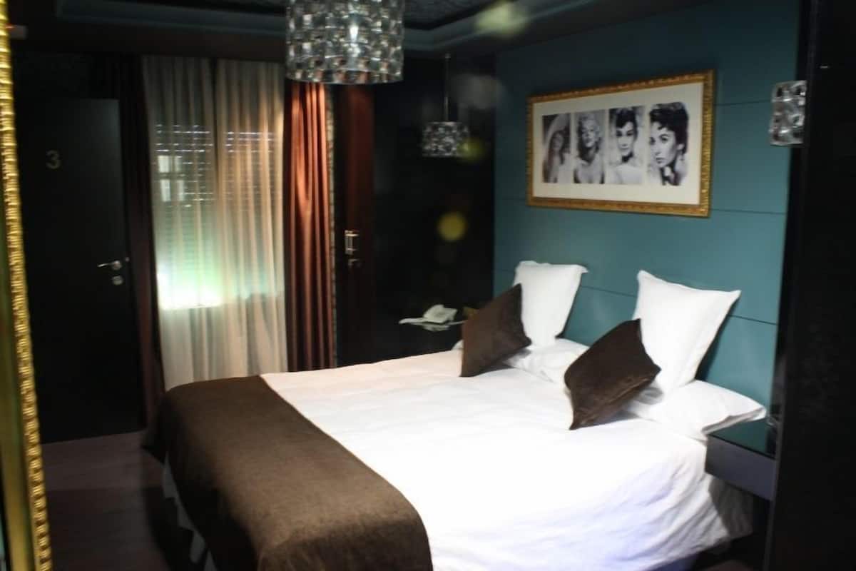 Economy Double Room | In-room safe, soundproofing, free WiFi