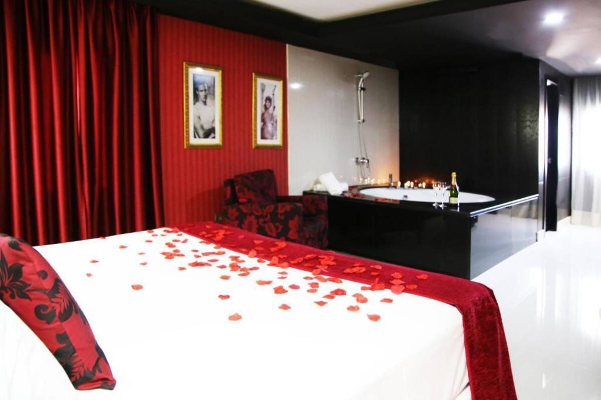 In-room safe, soundproofing, free WiFi