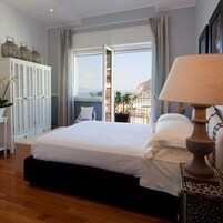 Minibar, caja de seguridad en la habitación y muebles diferentes 