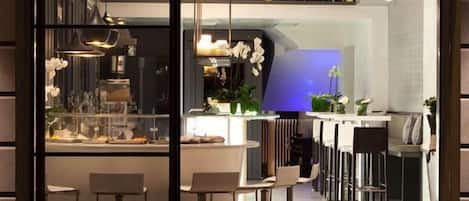 Vue sur la mer, sert le petit déjeuner, le déjeuner et le dßner