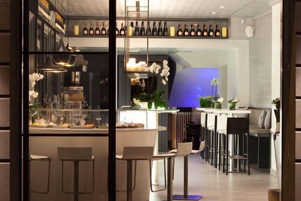 Ocean views, serves breakfast, lunch, and dinner