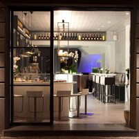 Con vista al mar, se sirven desayunos, almuerzos y cenas