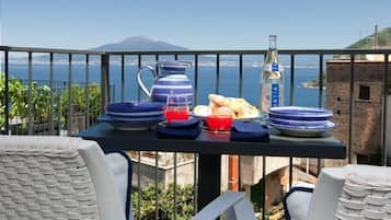 Frühstück, Mittagessen, Abendessen, italienische Küche, Blick aufs Meer 