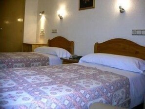 Kamer, 1 twee- of 2 eenpersoonsbedden | Een bureau, extra bedden, gratis wifi