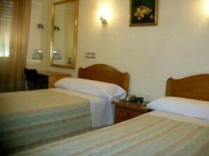 Desk, rollaway beds, free WiFi - La Parra (Archena)