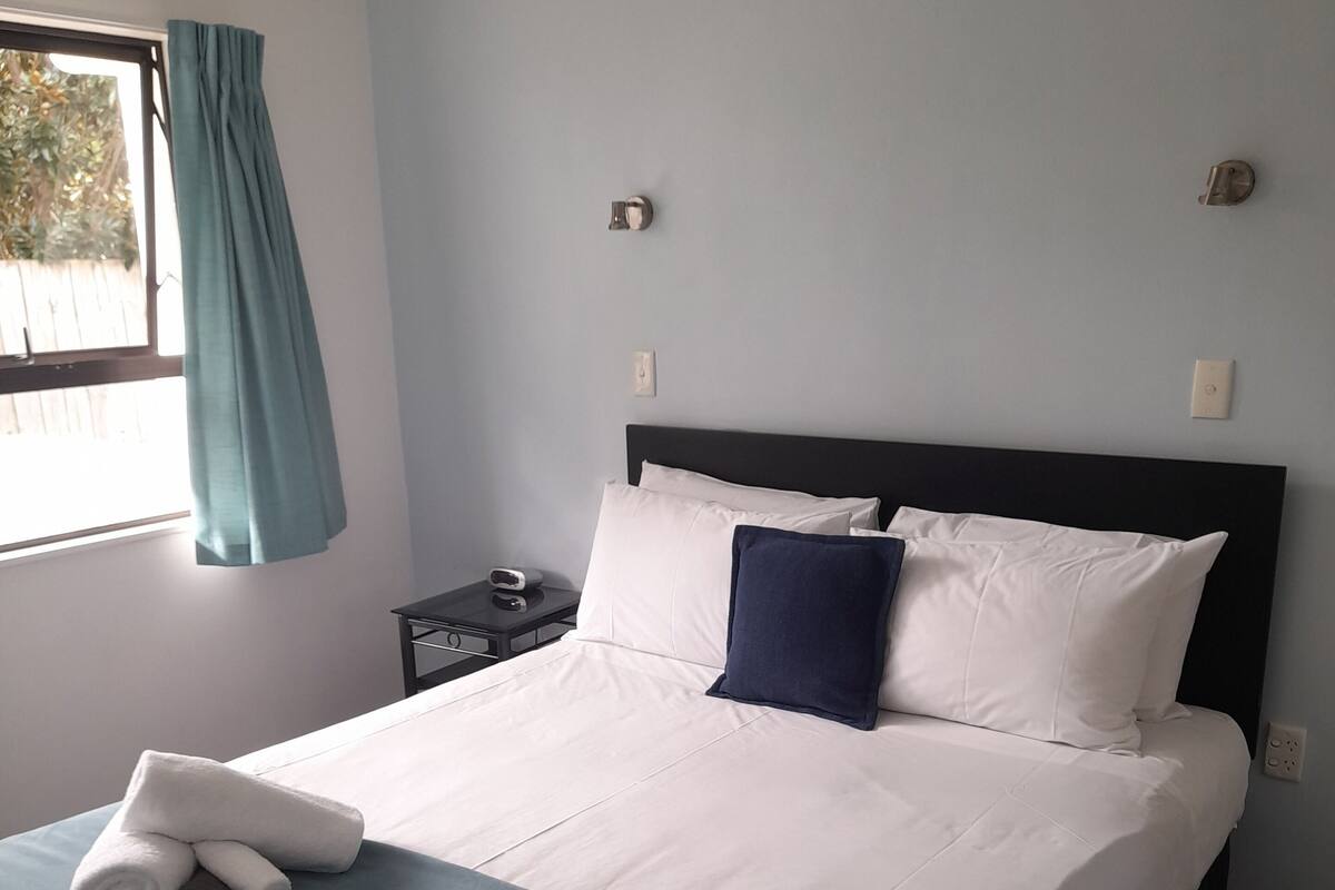 客房, 1 間臥室 | 高級寢具、熨斗/熨衣板、免費無線上網、床單