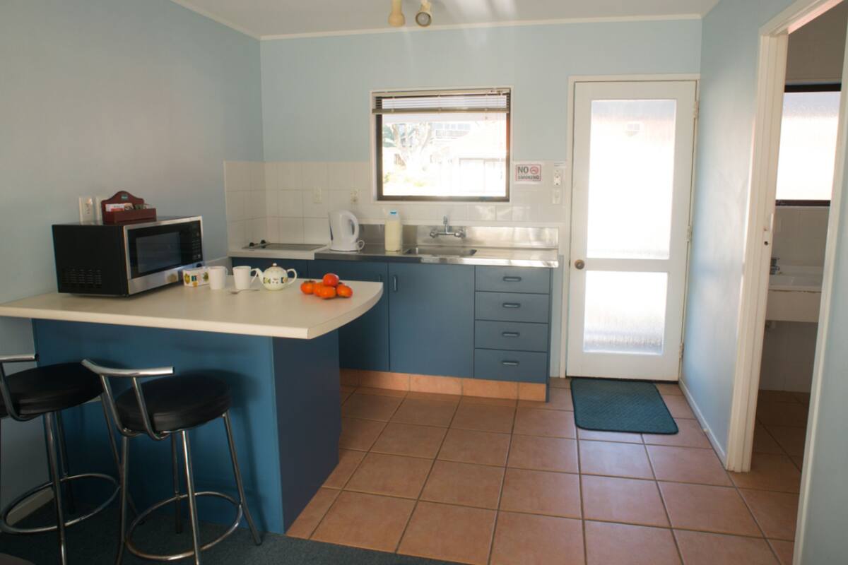 Private kitchen | Fridge, microwave, stovetop, electric kettle
