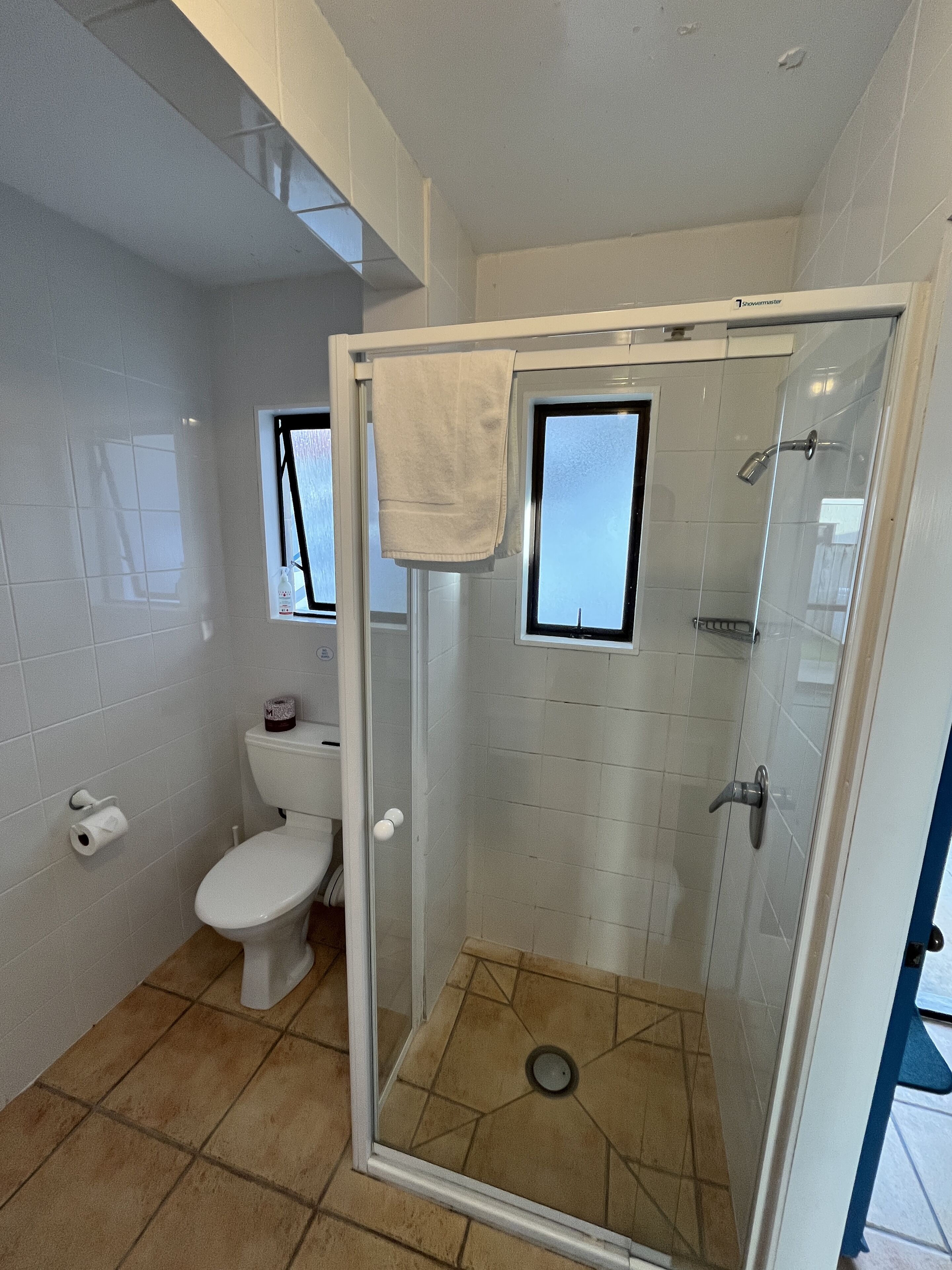 Monolocale | Bagno | Doccia, set di cortesia gratuito, asciugacapelli, asciugamani