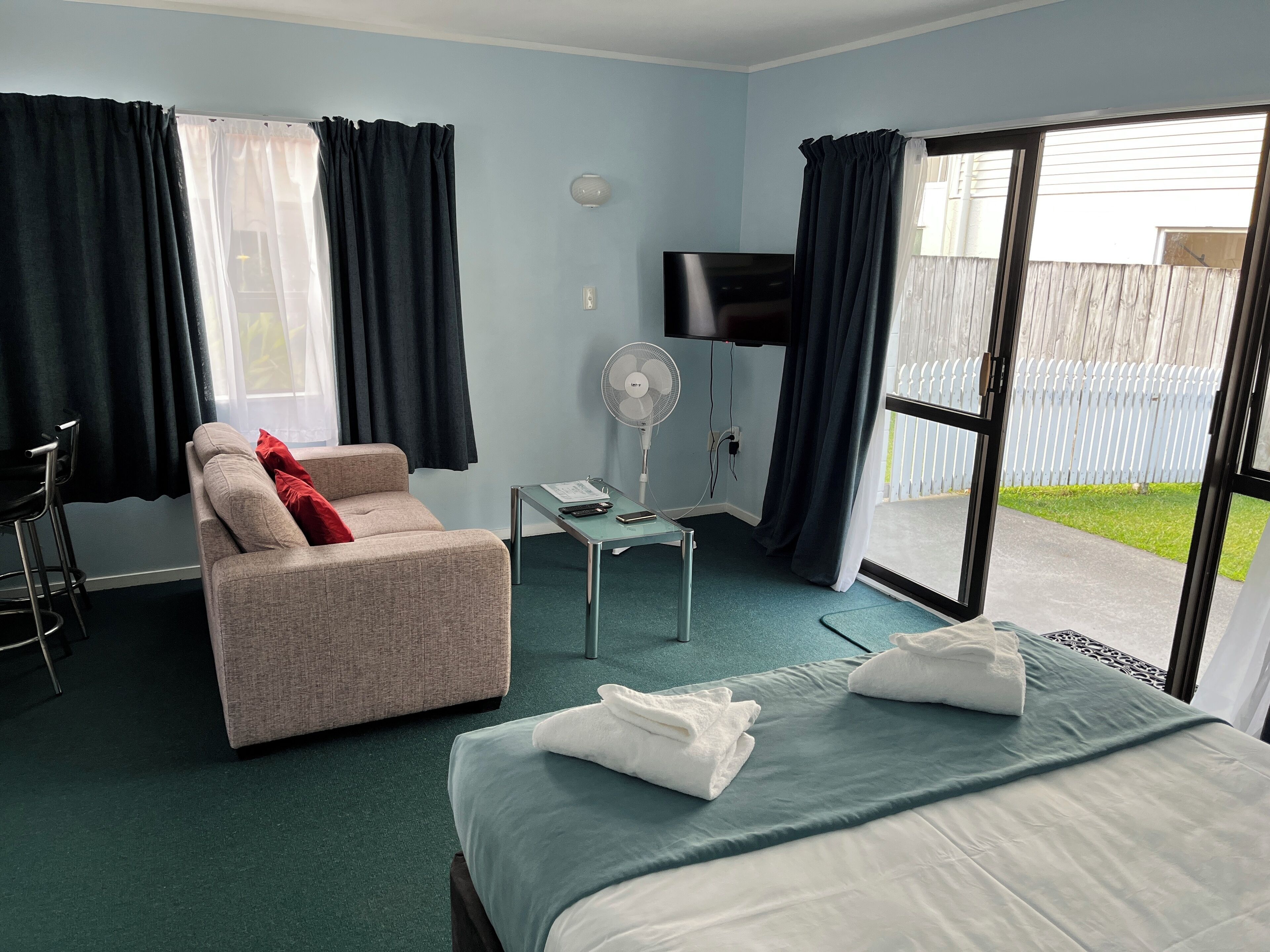 Estudio | Zona de estar | Televisión LED de 32 pulgadas con canales digitales, una televisión