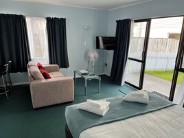 Studio | Oppholdsområde | En 32-tommers LED-TV med digitale kanaler samt TV og Netflix