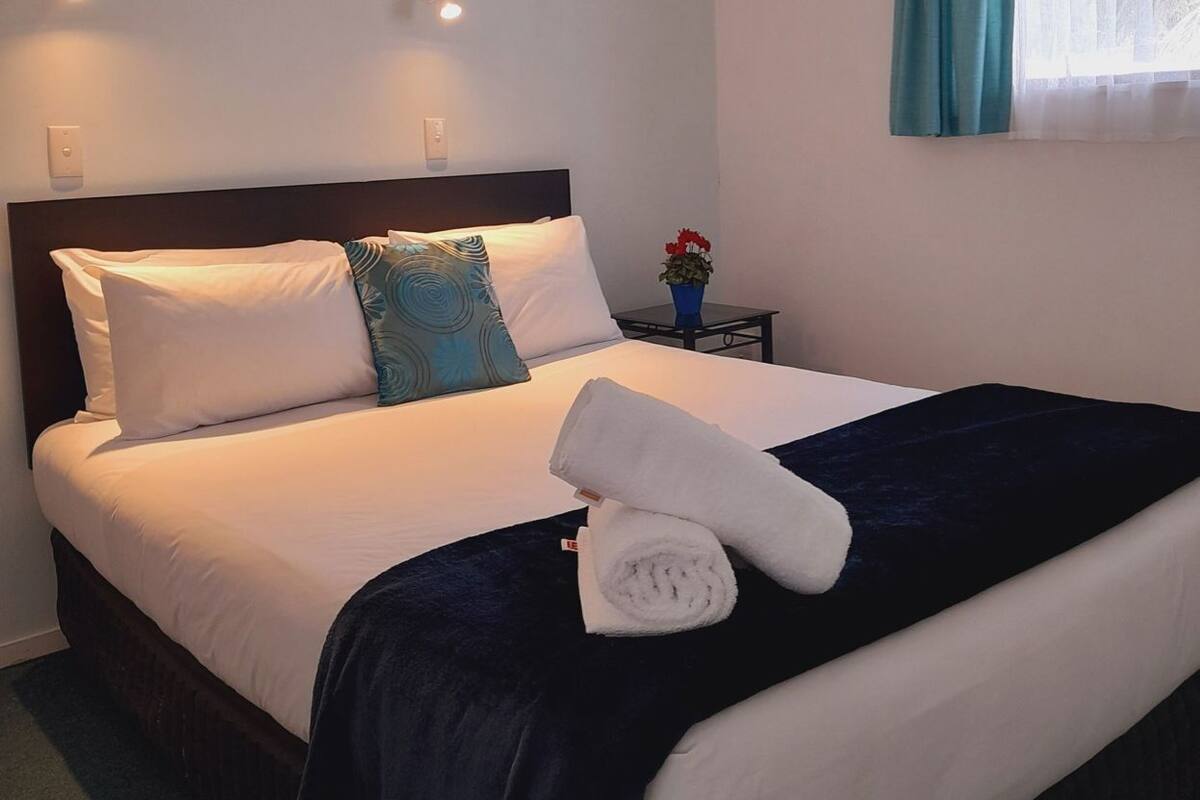 Premium bedding, iron/ironing board, free WiFi, bed sheets