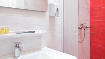 Habitación estándar | Baño | Regadera, secadora de cabello, toallas, jabón