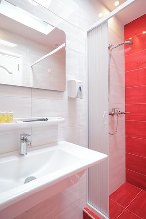 Standard Room | Bathroom | Shower, hair dryer, towels, soap - Milena Hotel (Mykonos)