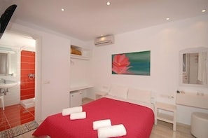 Family Room | Free WiFi, bed sheets - Milena Hotel (Mykonos)