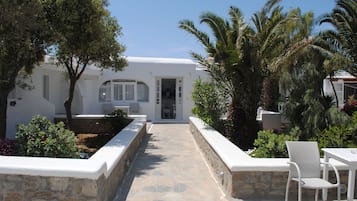 Vista frontal de la propiedad