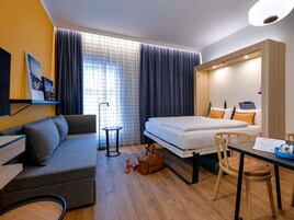 Ropa de cama hipoalergénica, minibar y escritorio 
