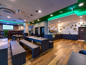 Desayuno buffet diario (EUR 17 por persona)