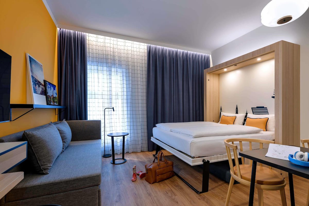 Studio (for 4 persons) | Peralatan tempat tidur hipoalergenik, bar mini, meja