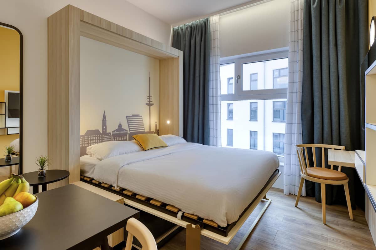 Studio (for 2 persons) | Peralatan tempat tidur hipoalergenik, bar mini, meja