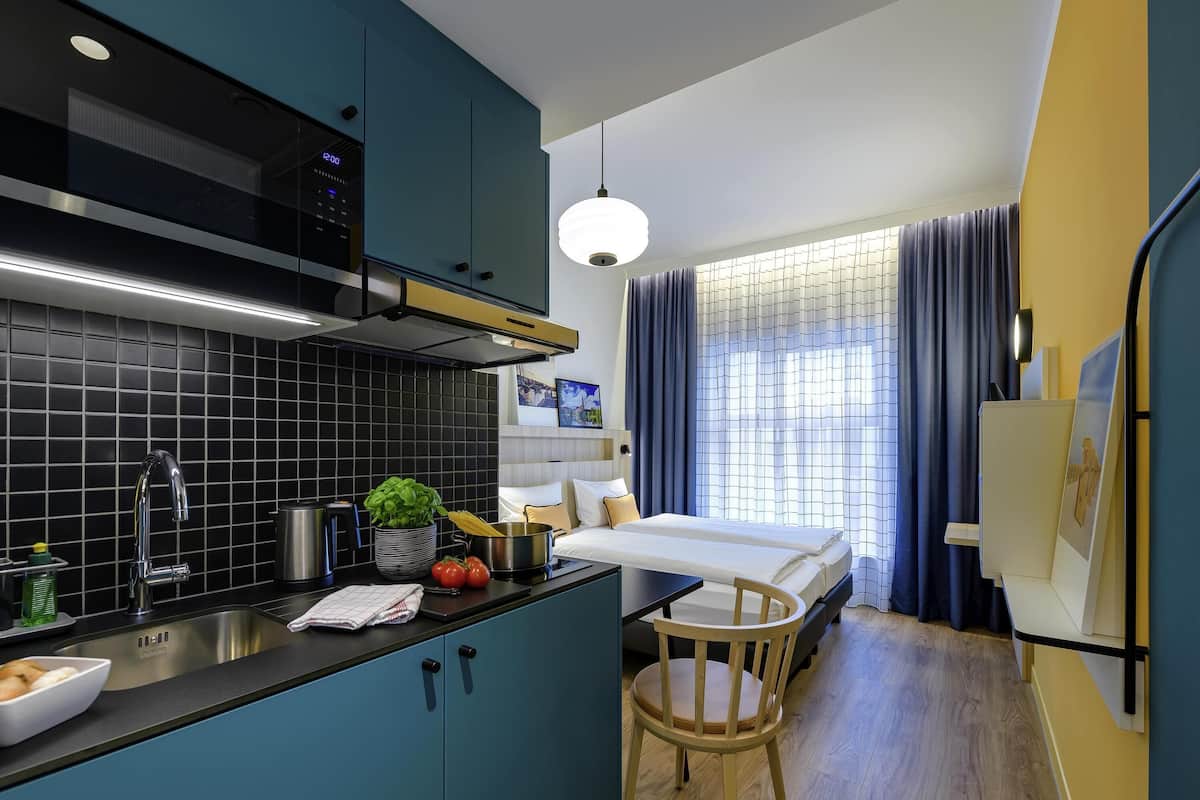 Ropa de cama hipoalergénica, minibar y escritorio