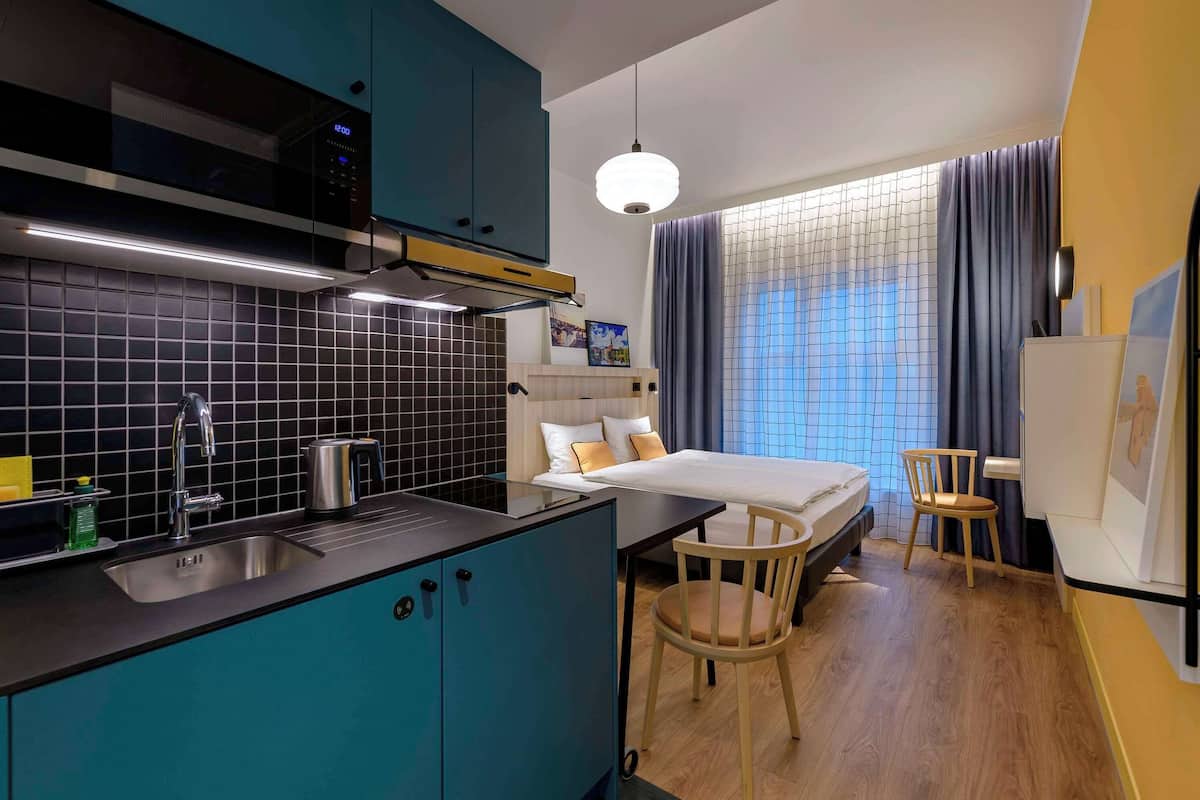 Roba de llit hipoal·lergògena, minibar i escriptori
