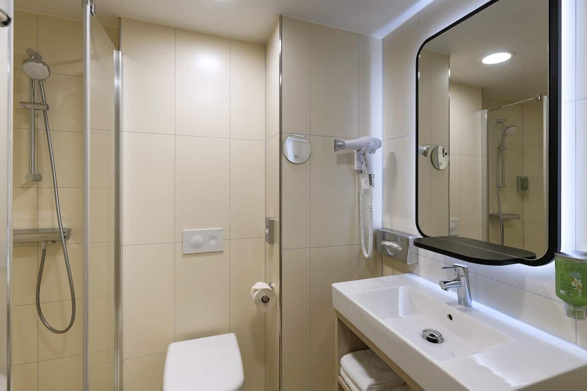 Ropa de cama hipoalergénica, minibar y escritorio