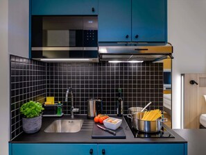 Hypo-allergenic bedding, minibar, desk, laptop workspace