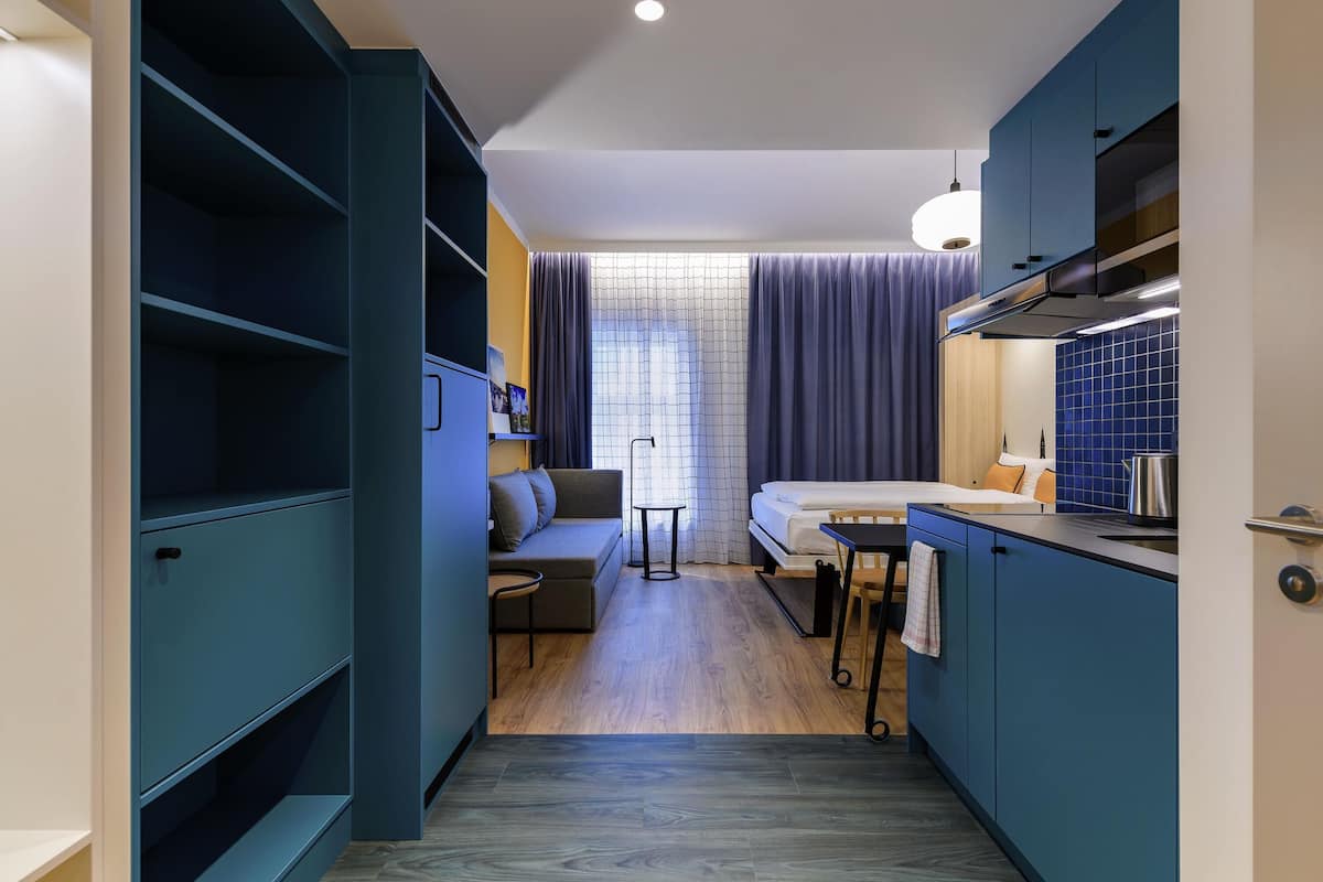 Ropa de cama hipoalergénica, minibar y escritorio