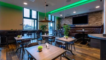 Desayuno buffet diario (EUR 17 por persona)