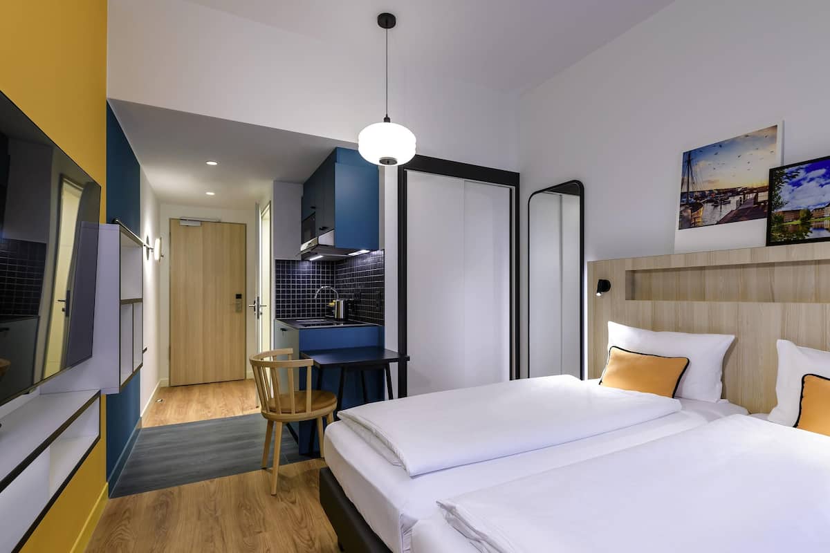 Studio, 2 enkeltsenger (for 2 people) | Allergitestet sengetøy, minibar, skrivebord og skrivebord for bærbar PC