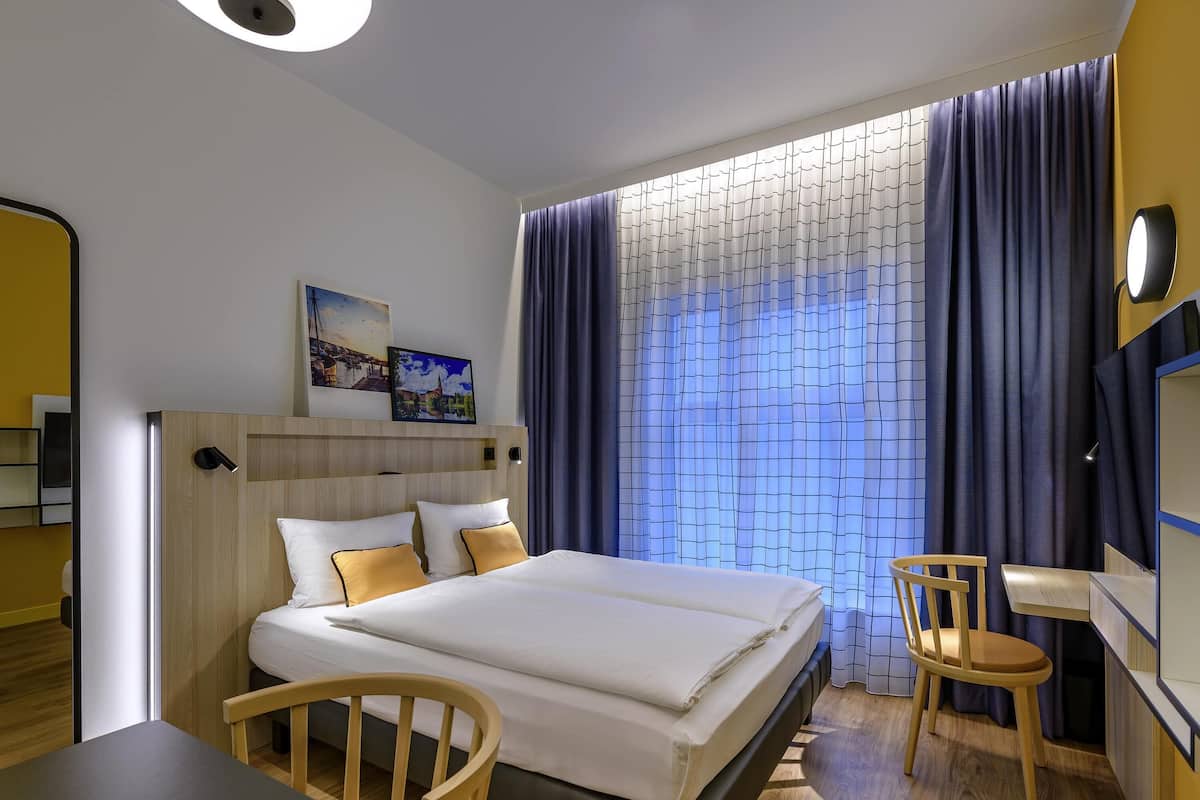 Ropa de cama hipoalergénica, minibar y escritorio
