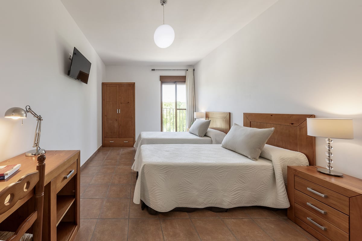 Chambre Double Standard | Literie de qualité supérieure, matelas mémoire de forme, bureau