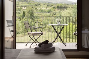 Chambre Double Junior, bain à remous, vue montagne | Terrasse/Patio