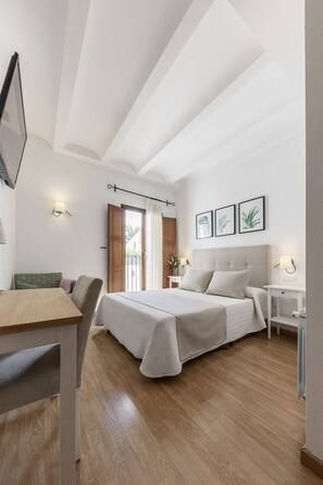Ropa de cama de alta calidad, colchones con efecto memoria y escritorio