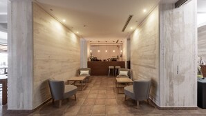 Un intérieur moderne avec un bar central, des espaces de détente et une vue sur le bar.