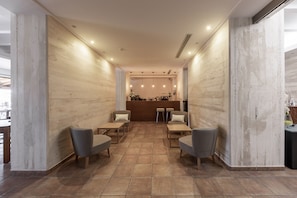 Chambre Double Standard | Coin séjour | Télévision à écran plasma de 42 pouces avec chaînes numériques