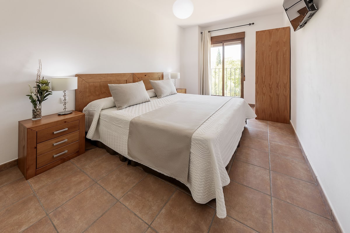 Chambre Double Standard | Literie de qualité supérieure, matelas mémoire de forme, bureau
