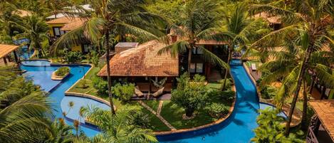 Minibar, caja fuerte, escritorio y tabla de planchar con plancha