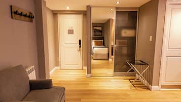 Colchones Select Comfort, minibar y caja de seguridad en la habitación