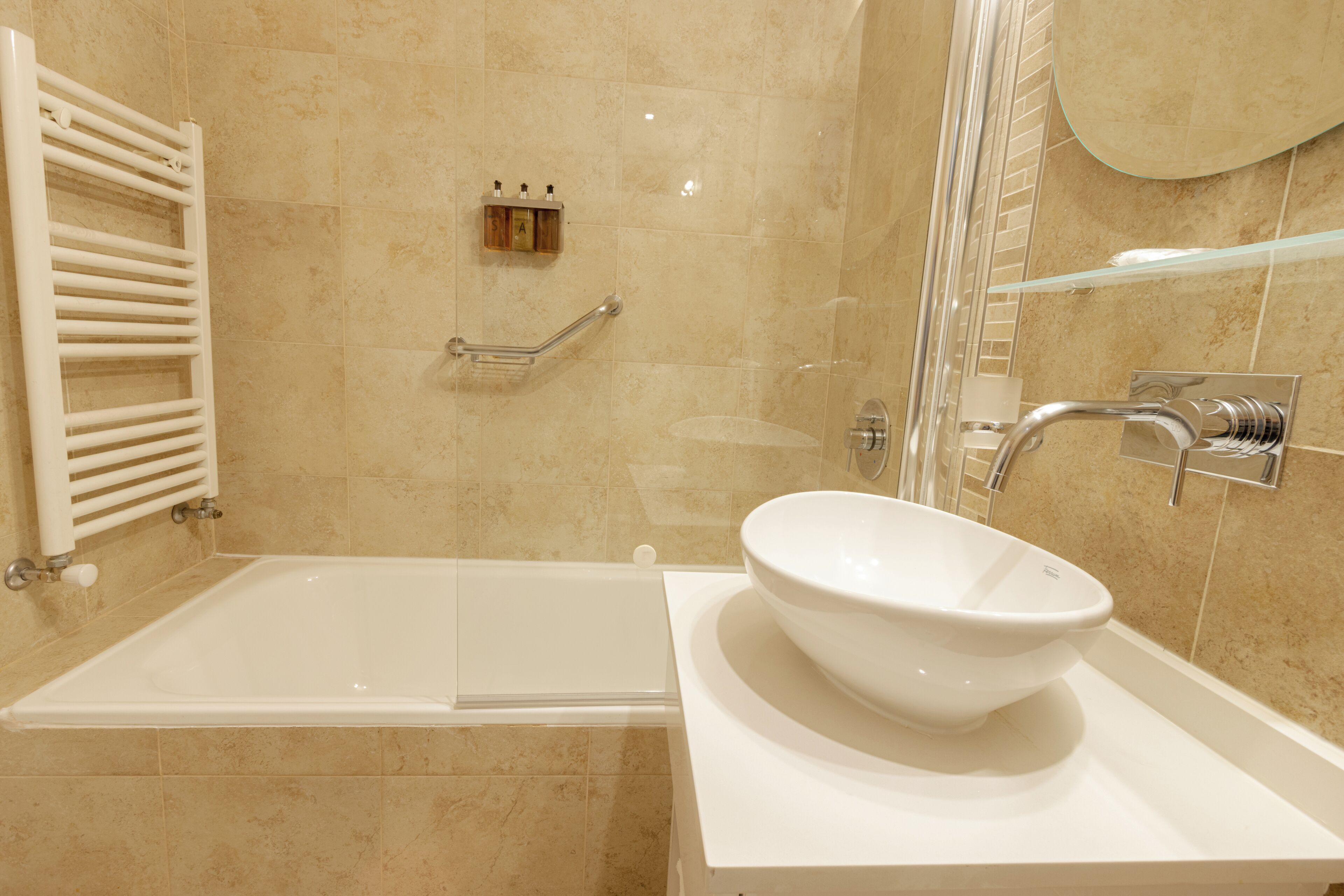 triple room | bathroom | shower, rainfall showerhead, free toiletries, hair dryer