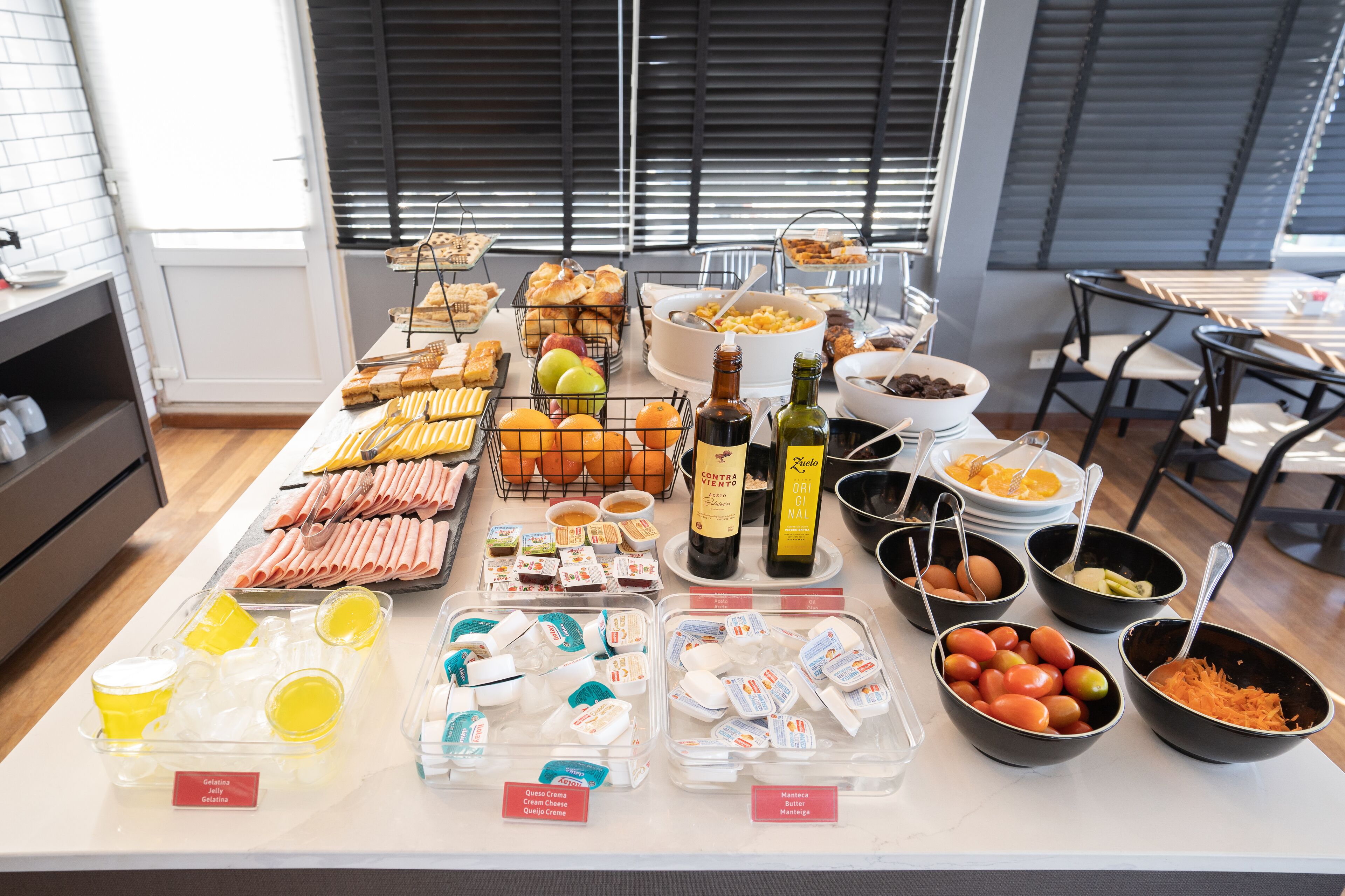 Ein Buffet mit verschiedenen Speisen und Beilagen.