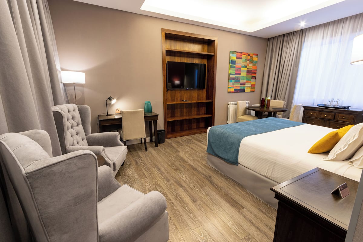 Colchones Select Comfort, minibar y caja de seguridad en la habitación