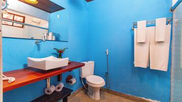 Master Triplo | Bathroom | Shower, hair dryer, towels